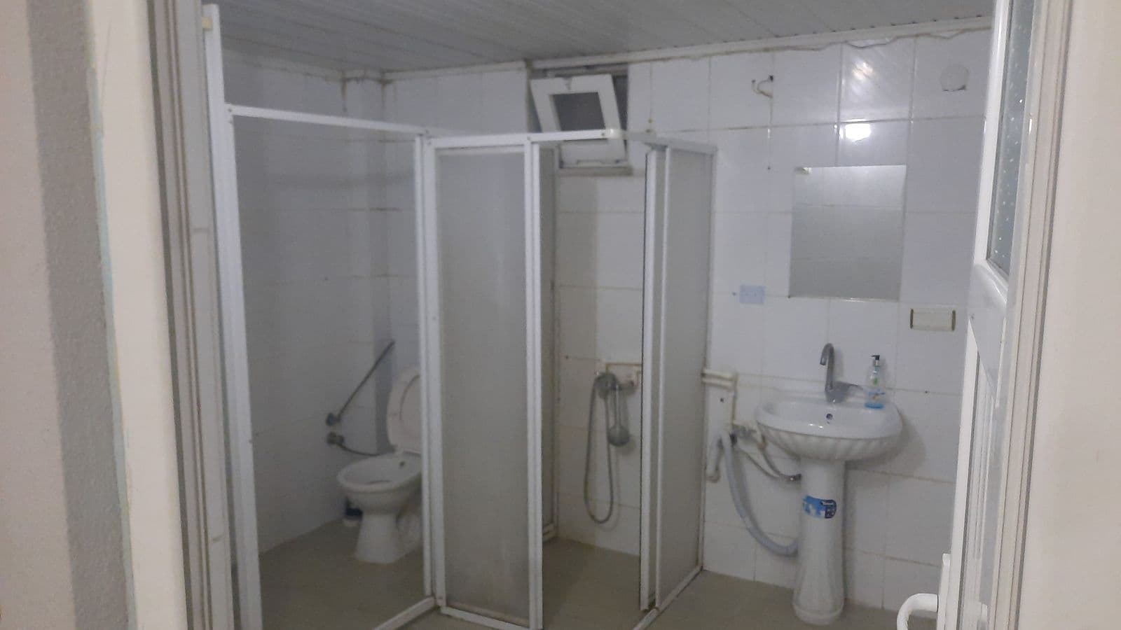 Duş kabinli oda banyosu, lavabo ve havalandırma