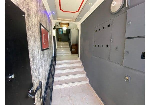 Yurt giriş holü, merdiven ve öğrencilere ait kilitli dolaplar