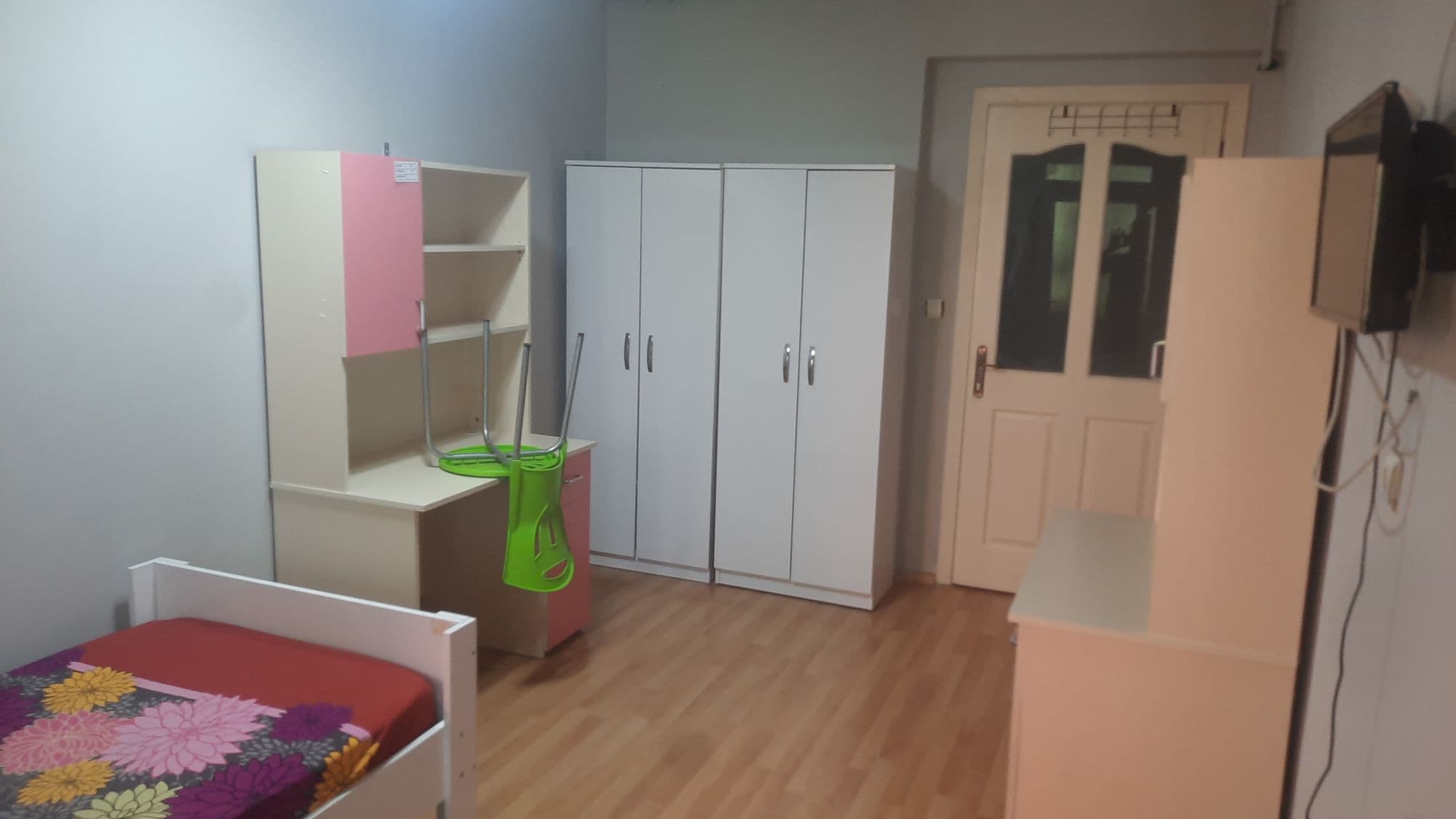 Uşak Sevgi Kız Yurdu öğrenci odası, çalışma masası, kitaplık, gardırop ve LED TV