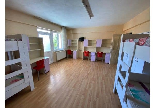 Dört kişilik yurt odası, ranzalar, çalışma masaları ve LED TV