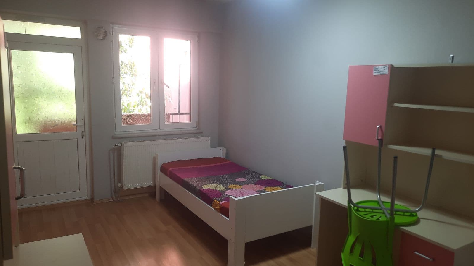 Tek kişilik yurt odası, tek yatak, gardırop ve bahçeye bakan pencere