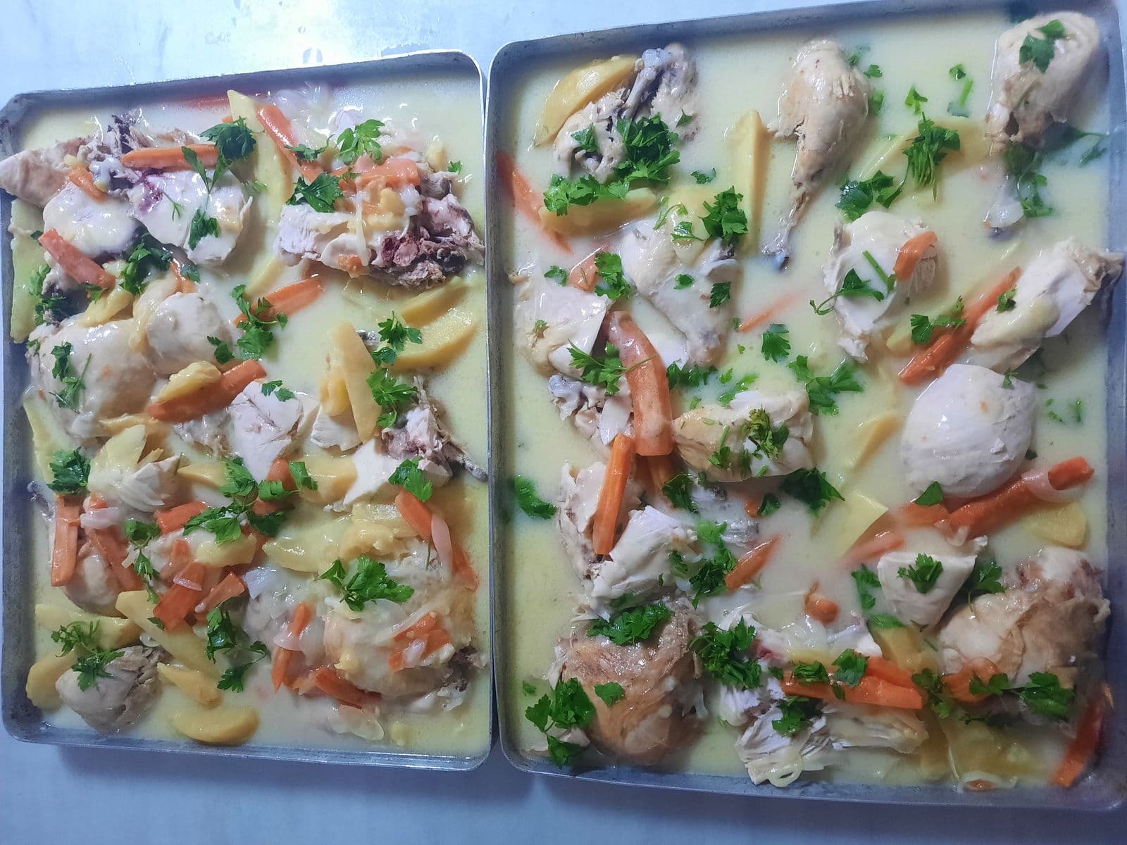 Yurt mutfağında servise hazırlanan sıcak yemek tepsileri